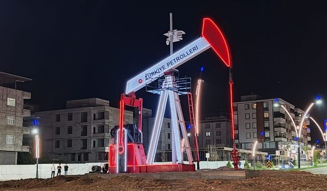 Batman'ın girişine petrol anıtı!