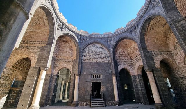 Diyarbakır'da dikkat çeken Kara Papaz Kilisesi