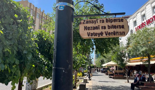 Diyarbakır’da Kürt edebiyatı beyitleri bu kez direklere asıldı