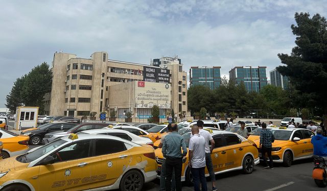 Diyarbakır'da zam isteyen taksiciler belediye önünde toplandı
