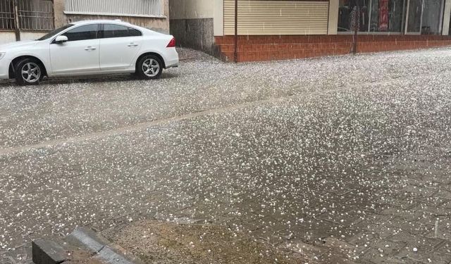 Diyarbakır'da etkili olan dolu yağışı yolları beyaza bürüdü