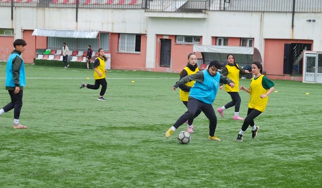 Hakkarili kadın futbolcuların hedefi Süper Lig