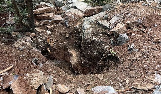 Eski vali ve emekli asker kaçak kazı yaparken yakalandı!