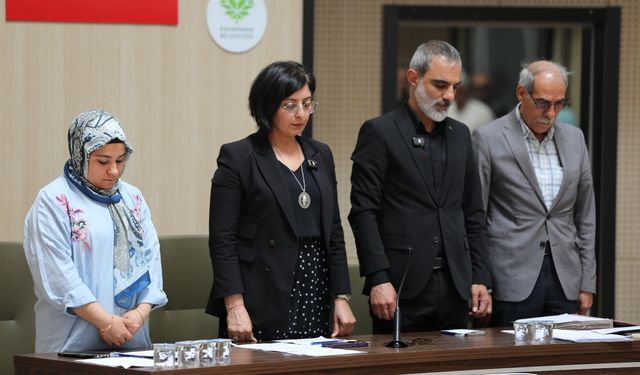 Kayapınar Belediye Meclisi, Önder’e saygı duruşuyla başladı