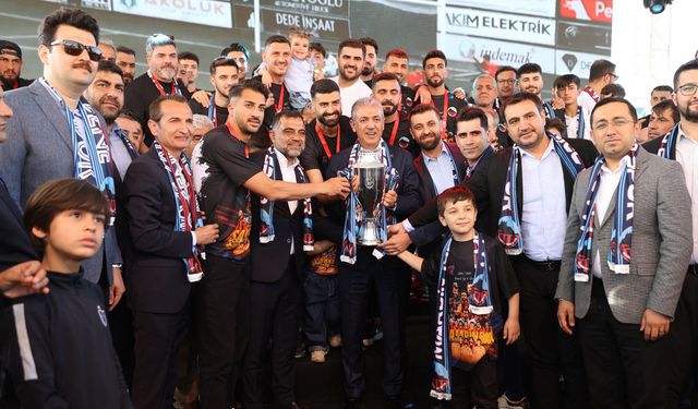Mardin 1969 Spor, şampiyonluk kupasını aldı