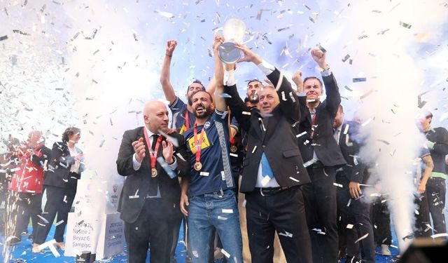 1. Lig'e yükselen Sarıyer, şampiyonluk kupasını aldı