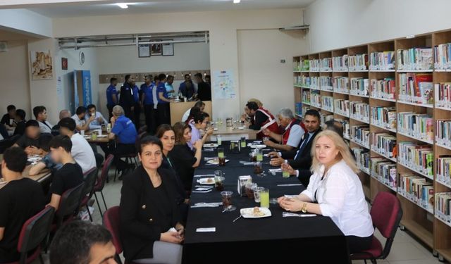 Diyarbakır cezaevindeki çocuklara tatlı ikramı