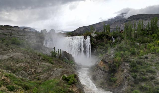 Bahar geldi, Tortum Şelalesi coştu