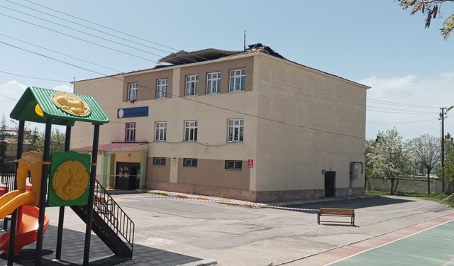 Van'da fırtına okulun çatısını uçurdu