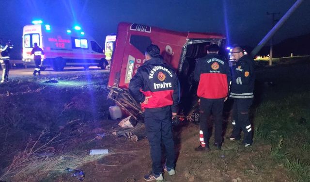Van'da yolcu otobüsü devrildi: 28 yaralı