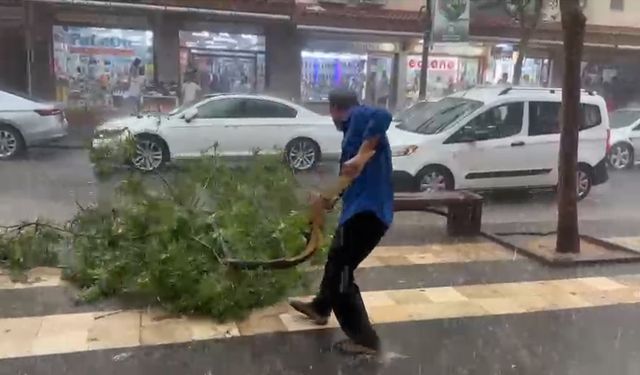 Diyarbakır’da sağanak yağış hayatı felç etti
