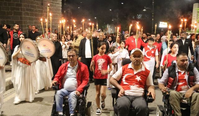Diyarbakır’ın tarihi Sur ilçesinde meşaleli yürüyüş