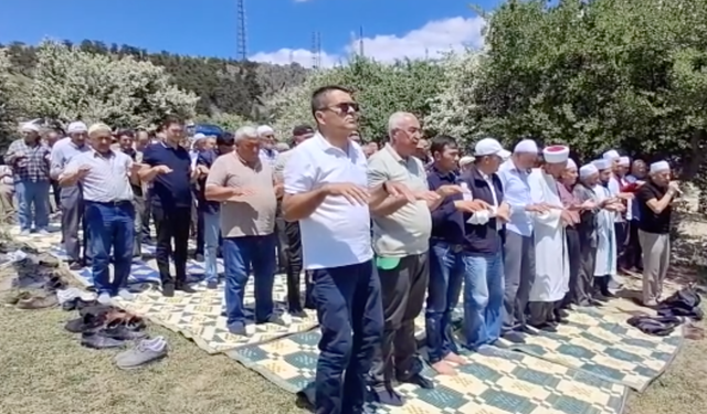Mahalleliler yağmur duasına çıktı