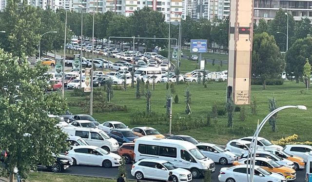 Diyarbakır’da trafik kilitlendi, sürücüler gerildi!