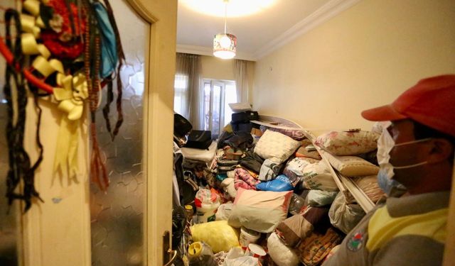 Çöp ev operasyonu; 2 evden 8 kamyon çöp çıktı
