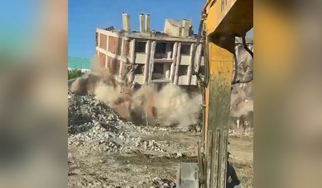 Elazığ’da ağır hasarlı bina tek dokunuşla yıkıldı