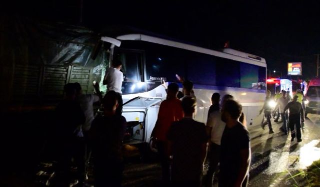 İşçi servisi park halindeki tıra çarptı: 20 kişi yaralı