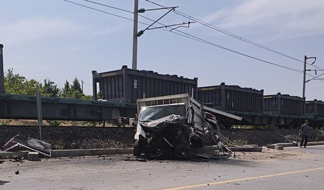 Malatya’da yük treni kamyonete çarptı