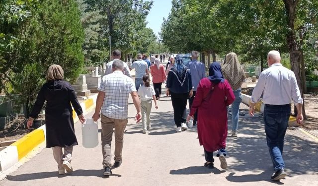 Diyarbakır'da arife günü vatandaşlar mezarlıklara akın etti