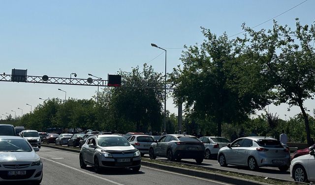 Diyarbakır’da bayram sabahı mezarlık yoğunluğu: Trafik kilitlendi