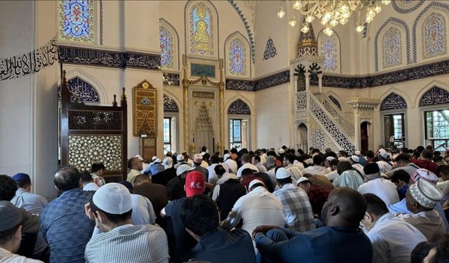 Tokyo’da Kurban Bayramı namazı 3 kez kılındı