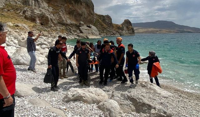 14 yaşındaki çocuk girdiği Van Gölü’nde akıntıya kapılarak boğuldu