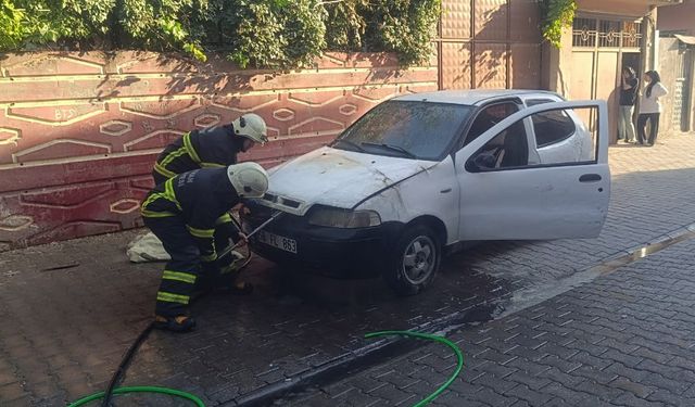 Batman'da park halindeki otomobil alev aldı