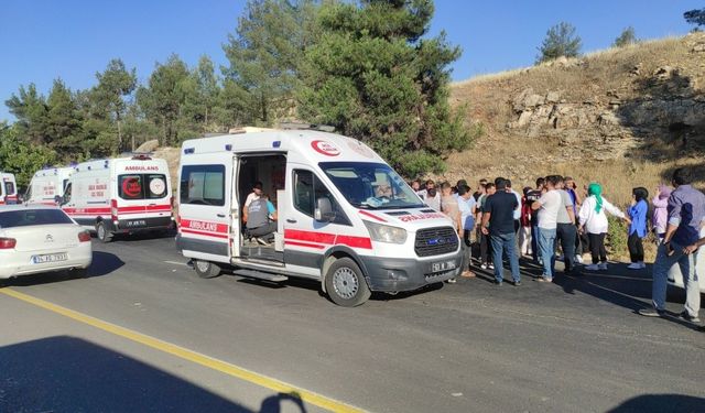 Fabrika işçilerini taşıyan servis aracı ile otomobil çarpıştı: 12 yaralı