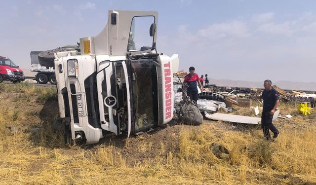 Mardin'de kontrolden çıkan tır devrildi