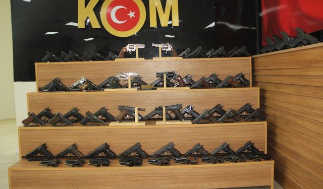 Durdurulan araçtan 65 ruhsatsız tabanca çıktı