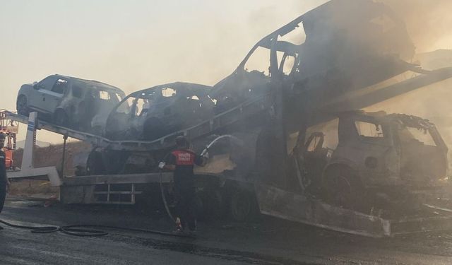 Batman’da sıfır kilometre lüks araç yüklü tır yandı