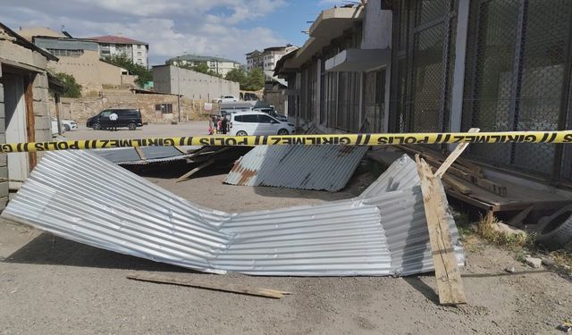 Van’da rüzgar kabusu; çatılar uçtu