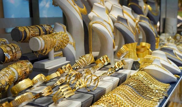 Altından yeni rekor! Uzmanlar uyardı; çeyrek altın ne kadar oldu?
