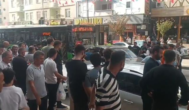 Aracı içinde bayıldı, vatandaşlar fark etti