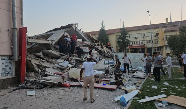 Balıkesir’deki şiddetli depremde bazı binalar yıkıldı