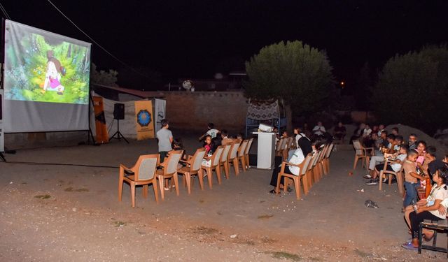 Diyarbakır'da çocuklara açık havada sinema keyfi