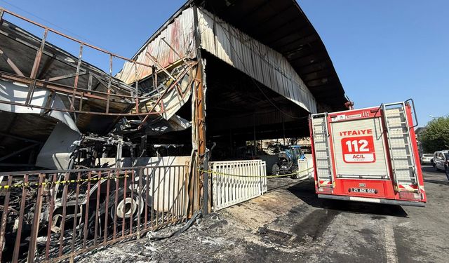 Diyarbakır’da büyük yangın: 3 dükkan, 22 traktör yandı