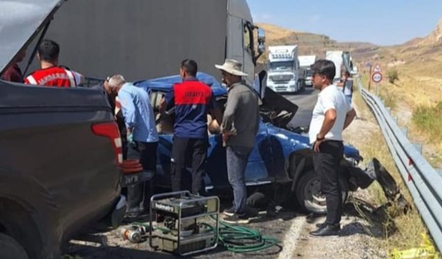 Hakkari-Van karayolunda Tır ile otomobil çarpıştı: 3 ölü, 2 yaralı