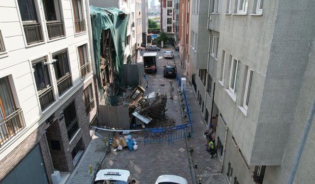 İstanbul’da ahşap bina çöktü