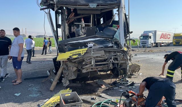 Katliam gibi kaza; Halk otobüsü, TIR ile çarpıştı, yaralılar var
