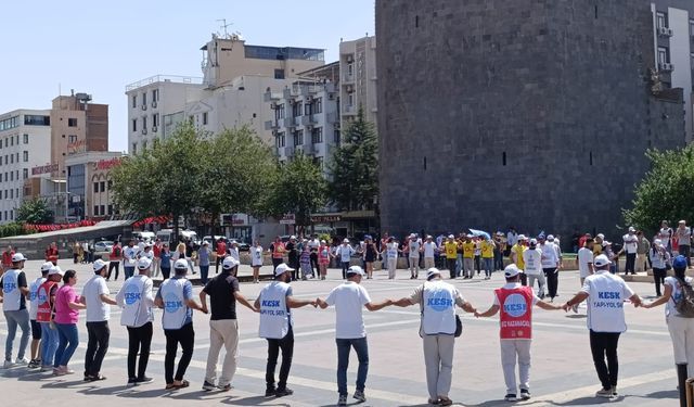 Diyarbakır'da KESK'ten halaylı eylem