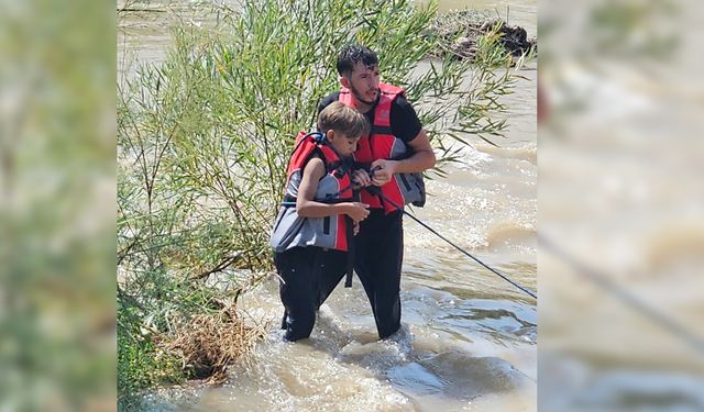 Kezer Çayı'nda faciadan dönüldü; akıntıya 3 çocuktan 2'si kurtarıldı