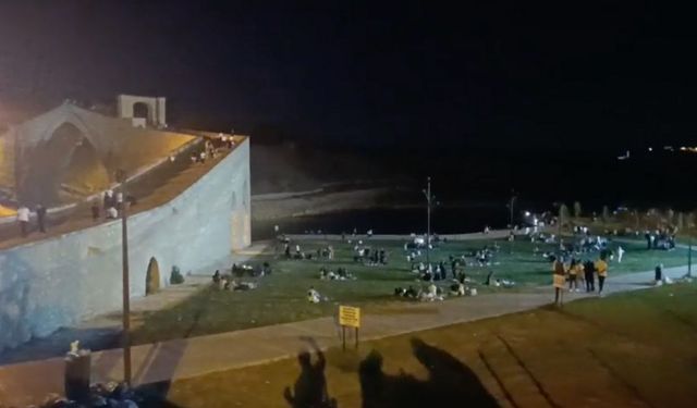 Diyarbakır’daki tarihi köprü geceleri kamp alanına döndü