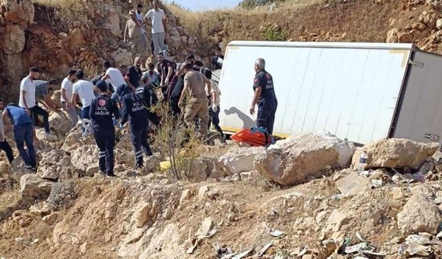 Diyarbakır'da kamyonet şarampole devrildi: 3 yaralı