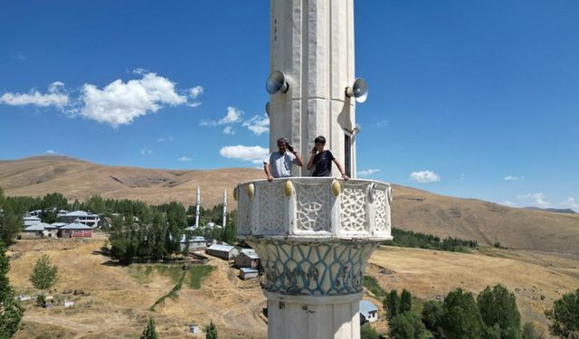 Şebeke çekmeyince minareye çıkıyorlar