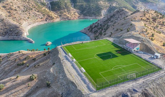 Şırnak’ta gençlerin tarladan göl manzaralı stada uzanan futbol öyküsü