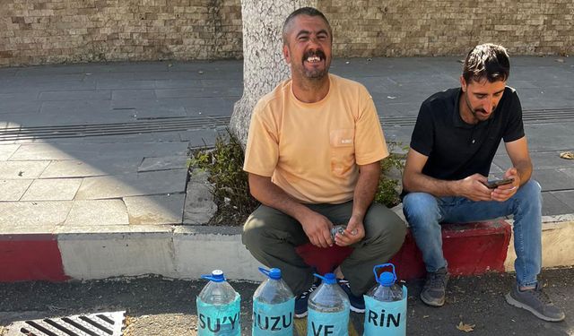 Su sıkıntısı yaşayan vatandaş, 4 pet şişe ile sesini duyurmayı başardı!