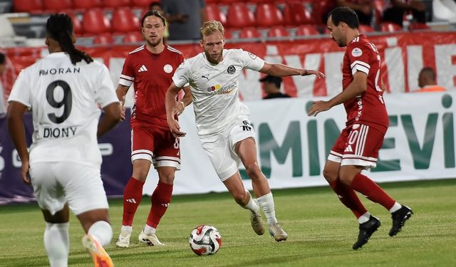 Kırmızı kartlara rağmen  Ümraniyespor Manisa'yı affetmedi