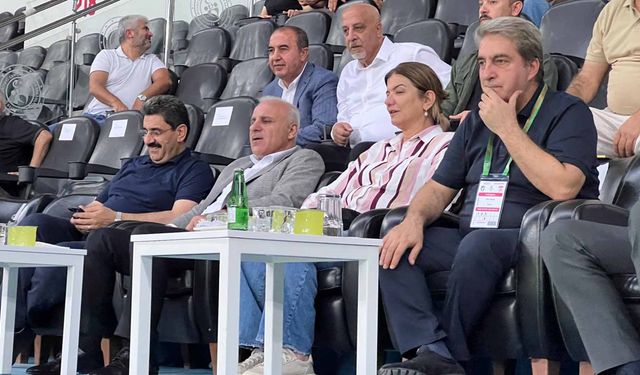 Üçlü protokol tribünde: Vali, DEM ve AK Parti Amedspor maçında buluştu