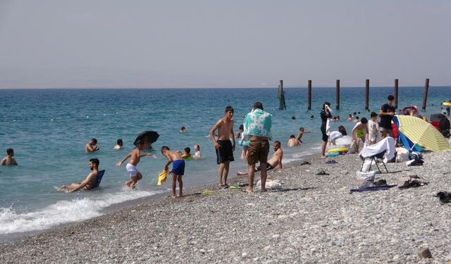 Van Gölü, tatilcilerin akınına uğradı